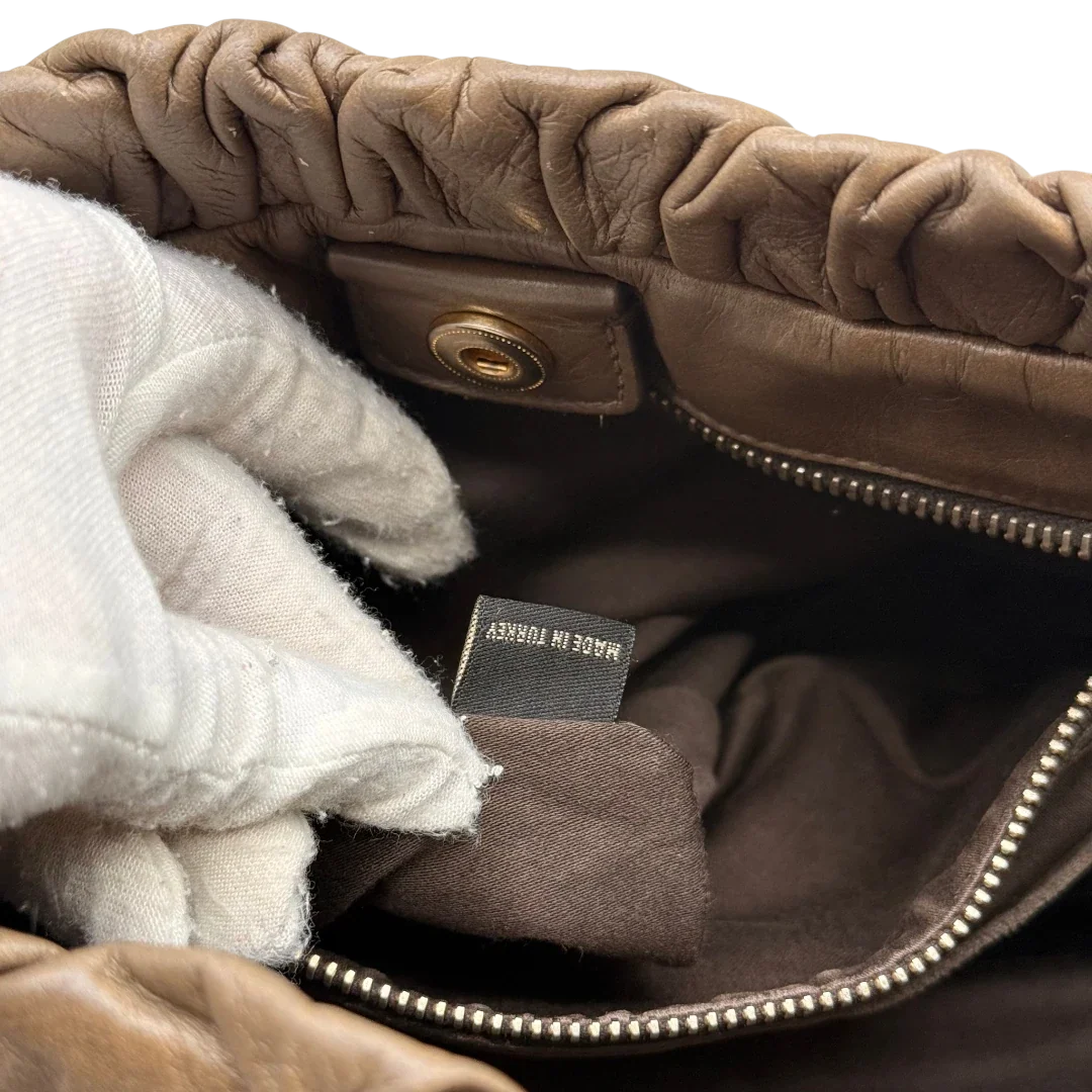 https://cdn.shopify.com/s/files/1/0564/9376/8855/files/Miu_Miu_Handtasche_Vitello_Lux_mit_Umhangegurt_aus_Leder_beige_25.webp?v=1784794036