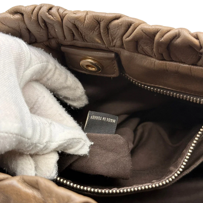 https://cdn.shopify.com/s/files/1/0564/9376/8855/files/Miu_Miu_Handtasche_Vitello_Lux_mit_Umhangegurt_aus_Leder_beige_25.webp?v=1784794036