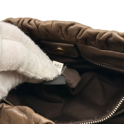 https://cdn.shopify.com/s/files/1/0564/9376/8855/files/Miu_Miu_Handtasche_Vitello_Lux_mit_Umhangegurt_aus_Leder_beige_26.webp?v=1784794035