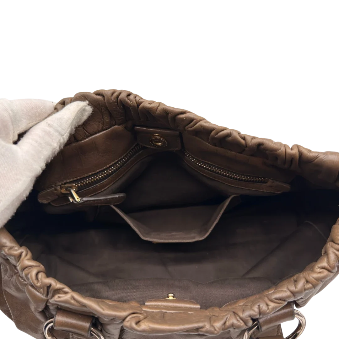 https://cdn.shopify.com/s/files/1/0564/9376/8855/files/Miu_Miu_Handtasche_Vitello_Lux_mit_Umhangegurt_aus_Leder_beige_28.webp?v=1784794035