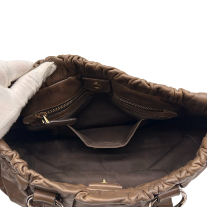 https://cdn.shopify.com/s/files/1/0564/9376/8855/files/Miu_Miu_Handtasche_Vitello_Lux_mit_Umhangegurt_aus_Leder_beige_28.webp?v=1784794035