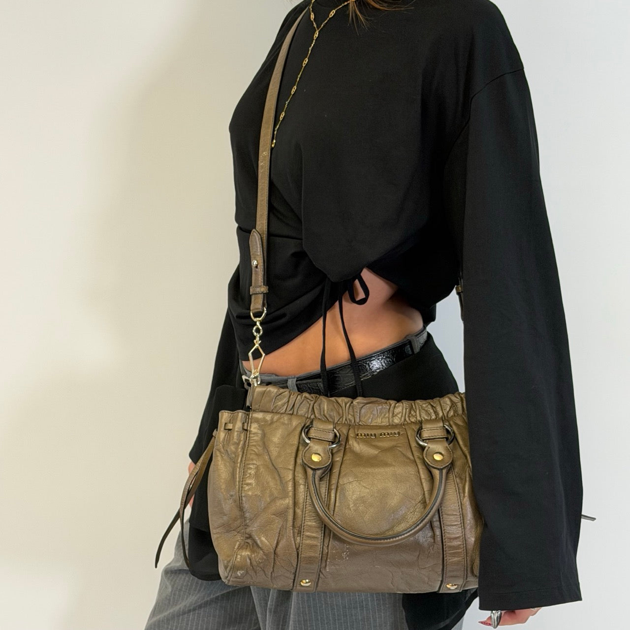 https://cdn.shopify.com/s/files/1/0564/9376/8855/files/Miu_Miu_Handtasche_Vitello_Lux_mit_Umhangegurt_aus_Leder_beige_3.jpg?v=1784794036