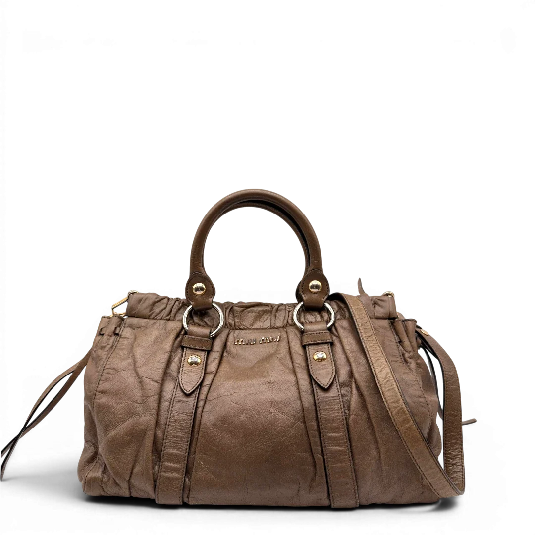 https://cdn.shopify.com/s/files/1/0564/9376/8855/files/Miu_Miu_Handtasche_Vitello_Lux_mit_Umhangegurt_aus_Leder_beige_4.webp?v=1784794035