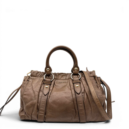 https://cdn.shopify.com/s/files/1/0564/9376/8855/files/Miu_Miu_Handtasche_Vitello_Lux_mit_Umhangegurt_aus_Leder_beige_4.webp?v=1784794035