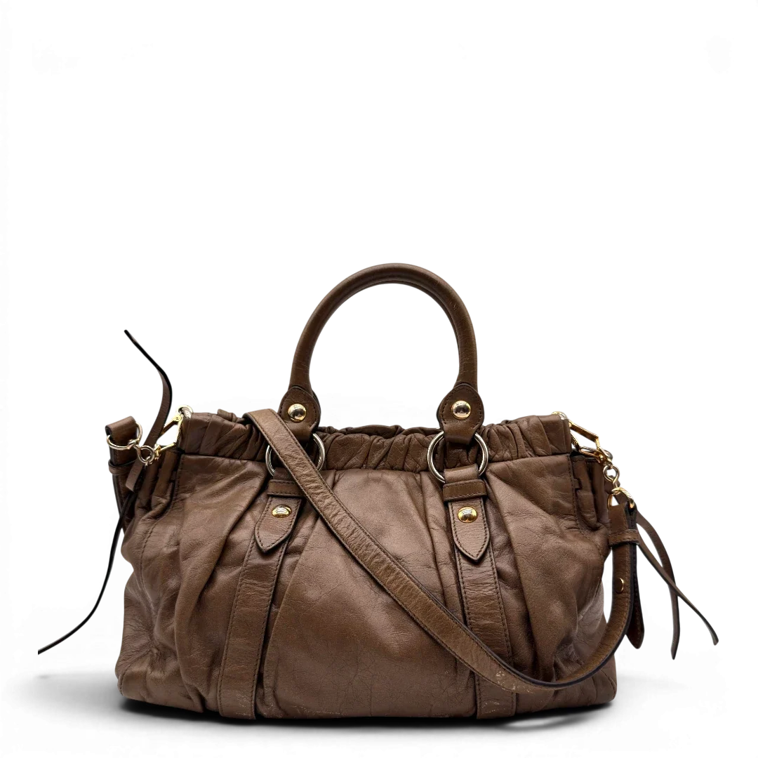 https://cdn.shopify.com/s/files/1/0564/9376/8855/files/Miu_Miu_Handtasche_Vitello_Lux_mit_Umhangegurt_aus_Leder_beige_5.webp?v=1784794035