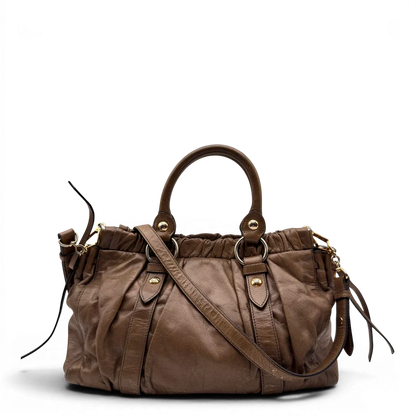 https://cdn.shopify.com/s/files/1/0564/9376/8855/files/Miu_Miu_Handtasche_Vitello_Lux_mit_Umhangegurt_aus_Leder_beige_5.webp?v=1784794035