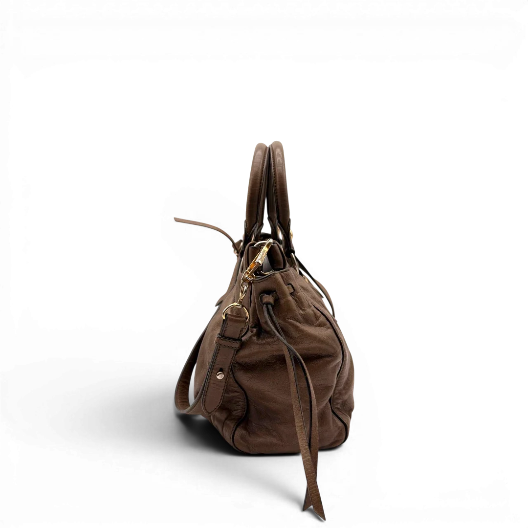 https://cdn.shopify.com/s/files/1/0564/9376/8855/files/Miu_Miu_Handtasche_Vitello_Lux_mit_Umhangegurt_aus_Leder_beige_6.webp?v=1784794035