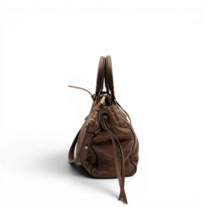 https://cdn.shopify.com/s/files/1/0564/9376/8855/files/Miu_Miu_Handtasche_Vitello_Lux_mit_Umhangegurt_aus_Leder_beige_6.webp?v=1784794035