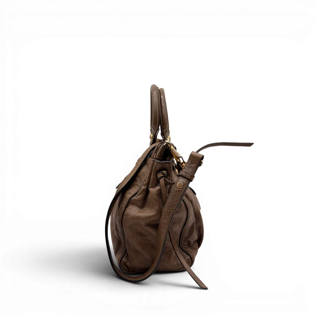 https://cdn.shopify.com/s/files/1/0564/9376/8855/files/Miu_Miu_Handtasche_Vitello_Lux_mit_Umhangegurt_aus_Leder_beige_7.webp?v=1784794035