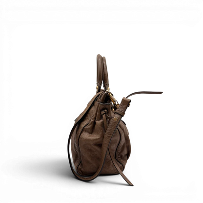 https://cdn.shopify.com/s/files/1/0564/9376/8855/files/Miu_Miu_Handtasche_Vitello_Lux_mit_Umhangegurt_aus_Leder_beige_7.webp?v=1784794035