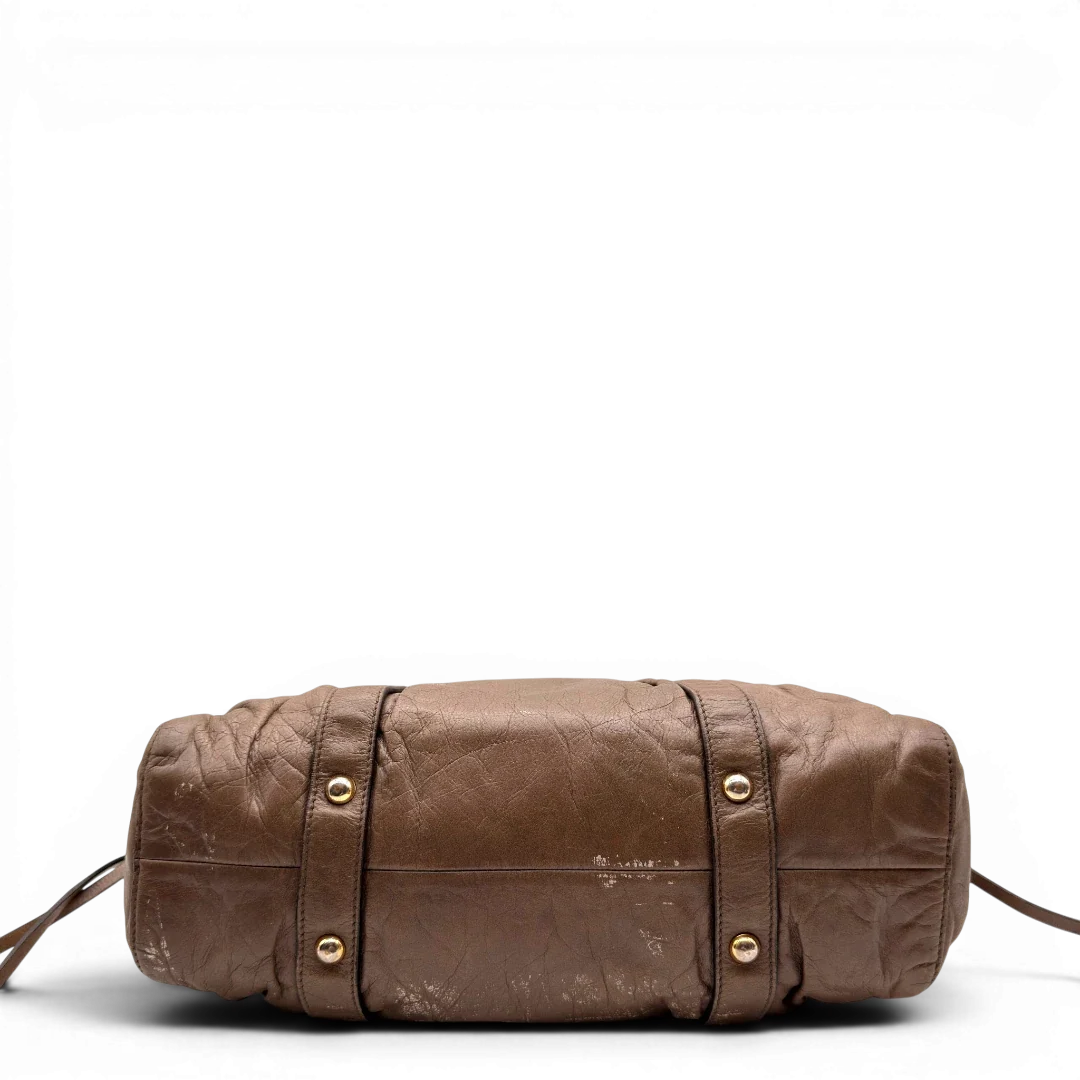 https://cdn.shopify.com/s/files/1/0564/9376/8855/files/Miu_Miu_Handtasche_Vitello_Lux_mit_Umhangegurt_aus_Leder_beige_8.webp?v=1784794035