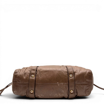 https://cdn.shopify.com/s/files/1/0564/9376/8855/files/Miu_Miu_Handtasche_Vitello_Lux_mit_Umhangegurt_aus_Leder_beige_8.webp?v=1784794035