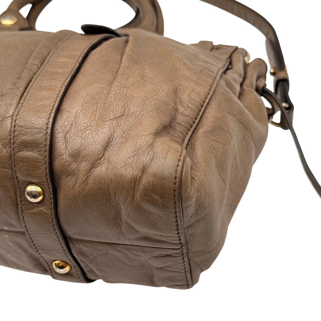 https://cdn.shopify.com/s/files/1/0564/9376/8855/files/Miu_Miu_Handtasche_Vitello_Lux_mit_Umhangegurt_aus_Leder_beige_9.webp?v=1784794035