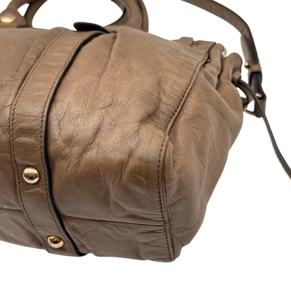 https://cdn.shopify.com/s/files/1/0564/9376/8855/files/Miu_Miu_Handtasche_Vitello_Lux_mit_Umhangegurt_aus_Leder_beige_9.webp?v=1784794035