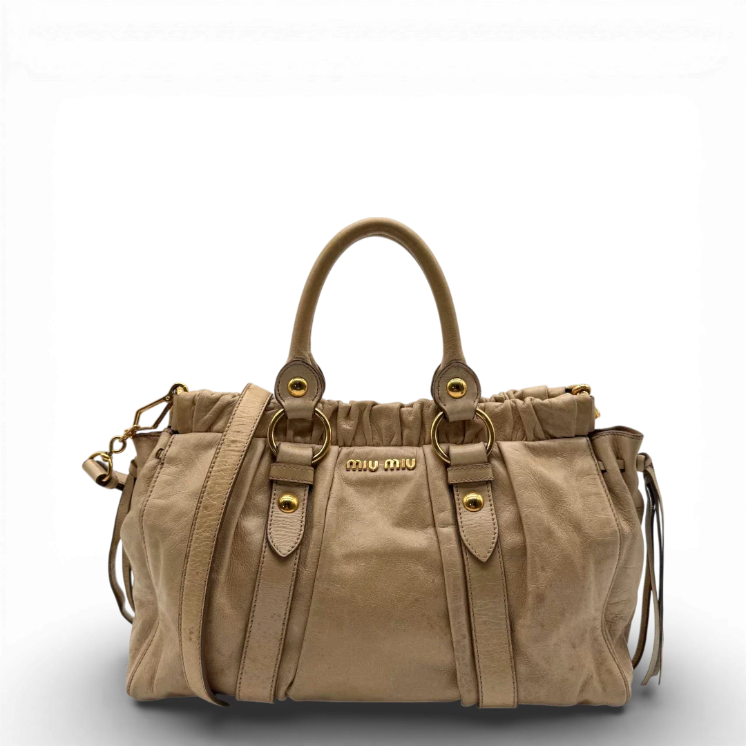 https://cdn.shopify.com/s/files/1/0564/9376/8855/files/Miu_Miu_Handtasche_Vitello_Lux_mit_Umhangegurt_aus_Leder_beige_vintage2514.webp?v=1773321401
