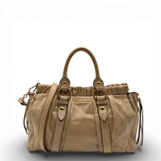 https://cdn.shopify.com/s/files/1/0564/9376/8855/files/Miu_Miu_Handtasche_Vitello_Lux_mit_Umhangegurt_aus_Leder_beige_vintage2514.webp?v=1773321401