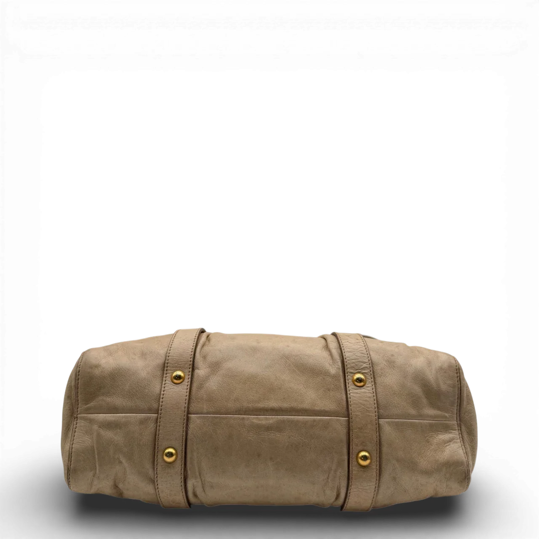 https://cdn.shopify.com/s/files/1/0564/9376/8855/files/Miu_Miu_Handtasche_Vitello_Lux_mit_Umhangegurt_aus_Leder_beige_vintage2520.webp?v=1773321026