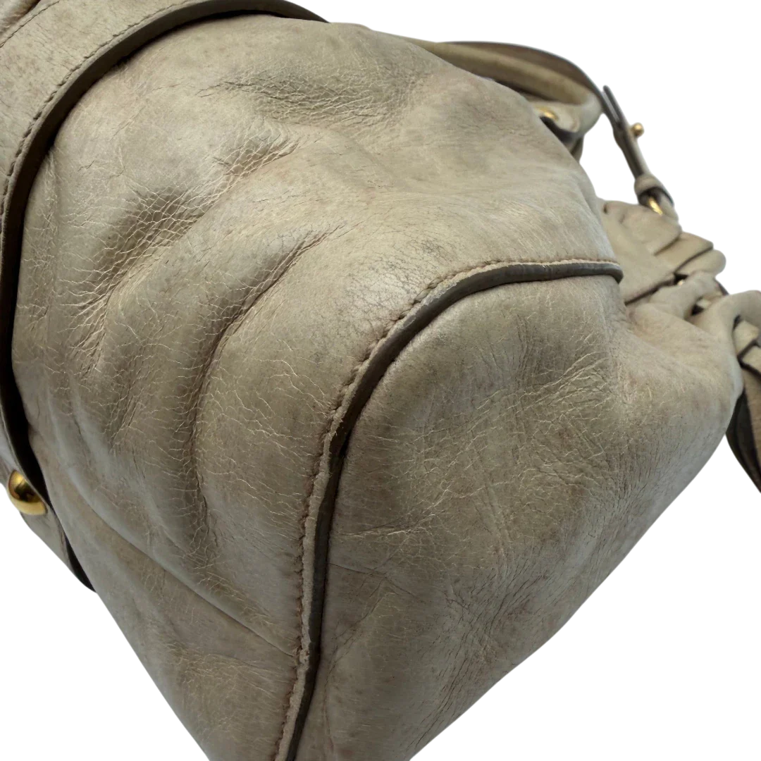https://cdn.shopify.com/s/files/1/0564/9376/8855/files/Miu_Miu_Handtasche_Vitello_Lux_mit_Umhangegurt_aus_Leder_beige_vintage2523.webp?v=1773321026