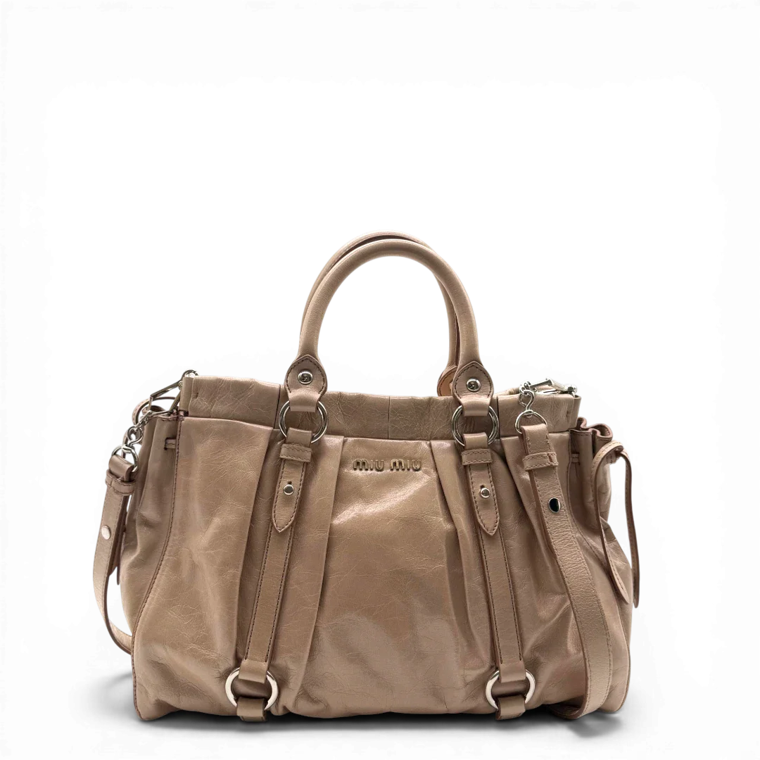 https://cdn.shopify.com/s/files/1/0564/9376/8855/files/Miu_Miu_Handtasche_Vitello_Lux_mit_Umhangegurt_aus_Leder_beige_vintage2912.webp?v=1774003942