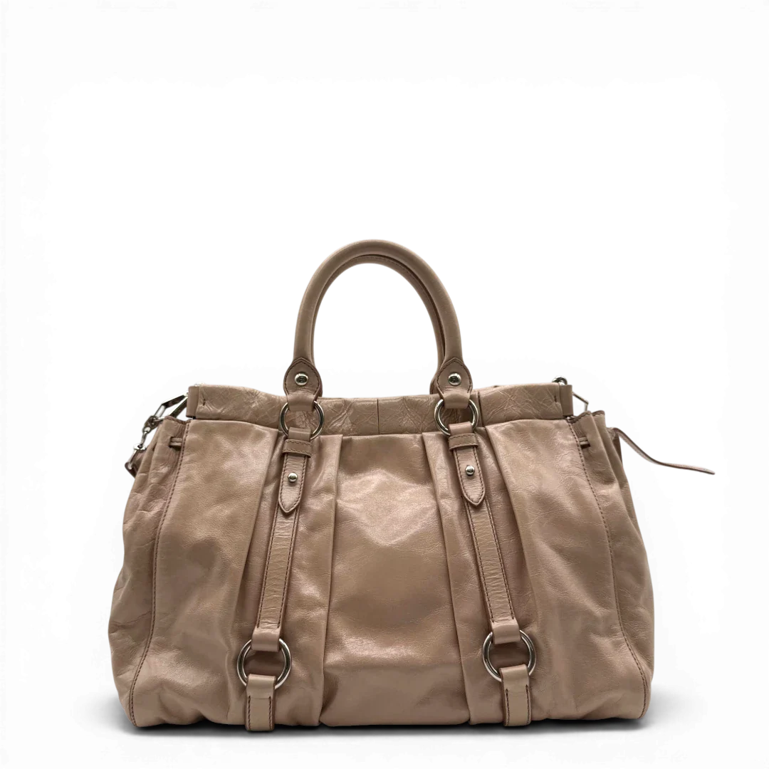 https://cdn.shopify.com/s/files/1/0564/9376/8855/files/Miu_Miu_Handtasche_Vitello_Lux_mit_Umhangegurt_aus_Leder_beige_vintage2913.webp?v=1774003875