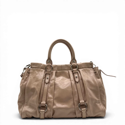 https://cdn.shopify.com/s/files/1/0564/9376/8855/files/Miu_Miu_Handtasche_Vitello_Lux_mit_Umhangegurt_aus_Leder_beige_vintage2913.webp?v=1774003875