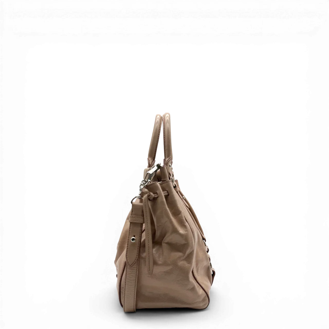 https://cdn.shopify.com/s/files/1/0564/9376/8855/files/Miu_Miu_Handtasche_Vitello_Lux_mit_Umhangegurt_aus_Leder_beige_vintage2914.webp?v=1774003875
