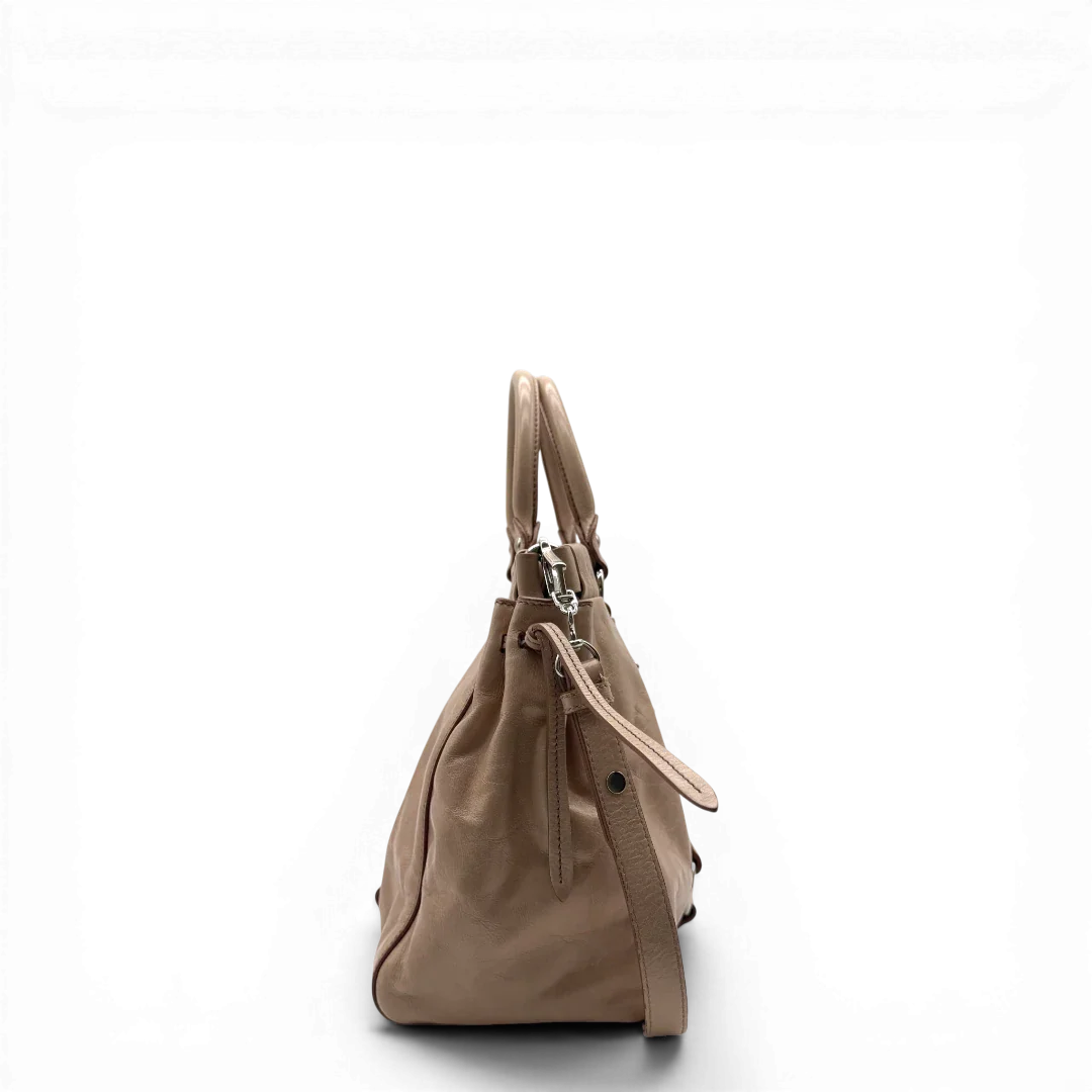https://cdn.shopify.com/s/files/1/0564/9376/8855/files/Miu_Miu_Handtasche_Vitello_Lux_mit_Umhangegurt_aus_Leder_beige_vintage2915.webp?v=1774003875
