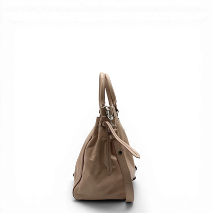 https://cdn.shopify.com/s/files/1/0564/9376/8855/files/Miu_Miu_Handtasche_Vitello_Lux_mit_Umhangegurt_aus_Leder_beige_vintage2915.webp?v=1774003875