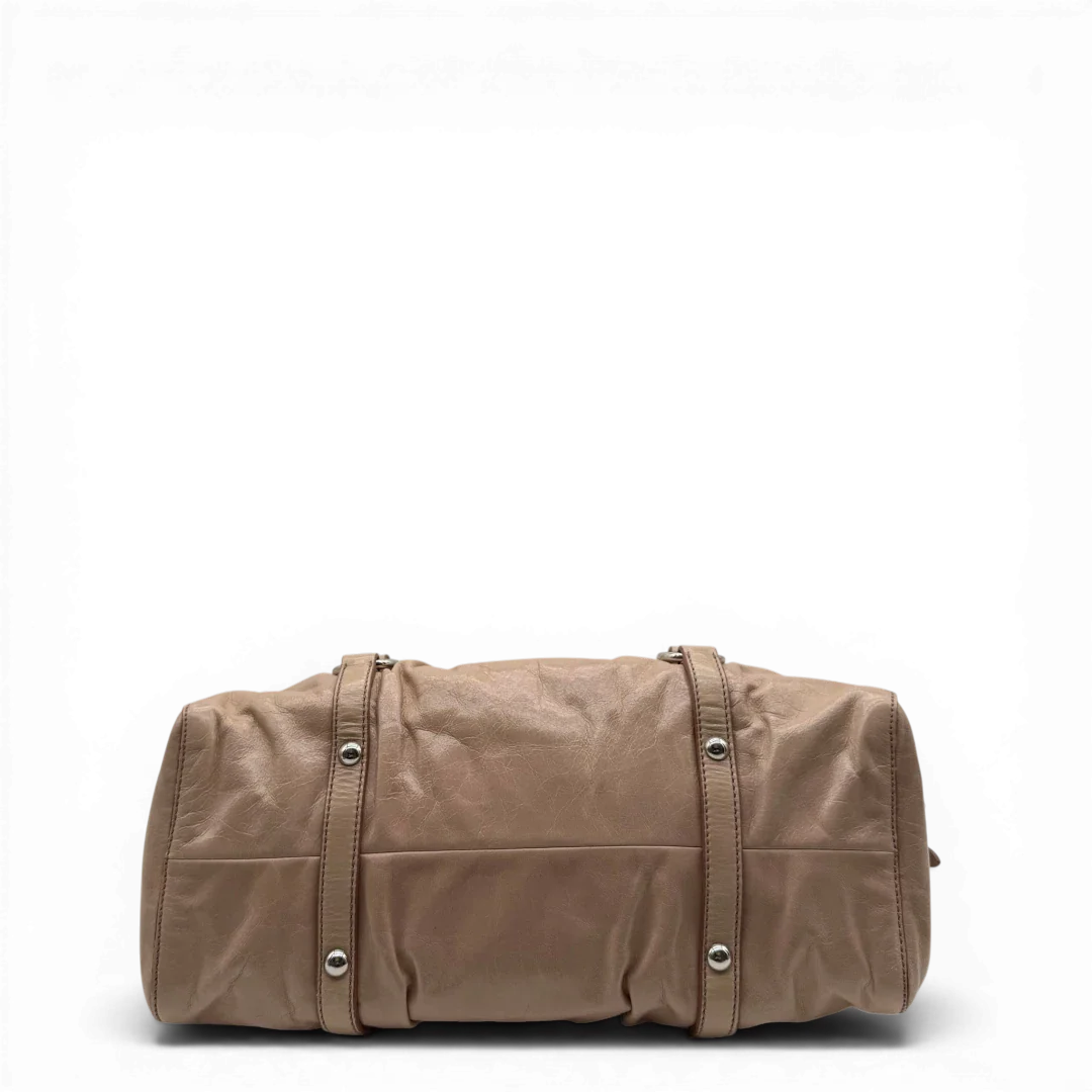 https://cdn.shopify.com/s/files/1/0564/9376/8855/files/Miu_Miu_Handtasche_Vitello_Lux_mit_Umhangegurt_aus_Leder_beige_vintage2916.webp?v=1774003875