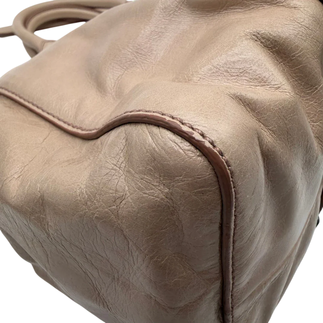 https://cdn.shopify.com/s/files/1/0564/9376/8855/files/Miu_Miu_Handtasche_Vitello_Lux_mit_Umhangegurt_aus_Leder_beige_vintage2921.webp?v=1774003875