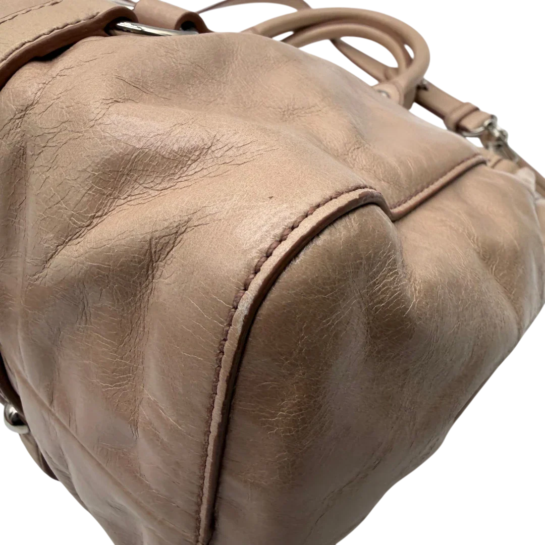 https://cdn.shopify.com/s/files/1/0564/9376/8855/files/Miu_Miu_Handtasche_Vitello_Lux_mit_Umhangegurt_aus_Leder_beige_vintage2922.webp?v=1774003875