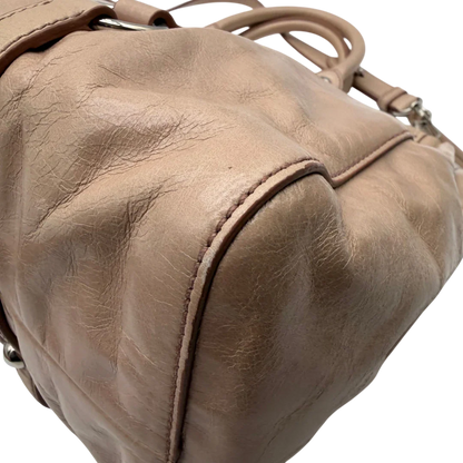 https://cdn.shopify.com/s/files/1/0564/9376/8855/files/Miu_Miu_Handtasche_Vitello_Lux_mit_Umhangegurt_aus_Leder_beige_vintage2922.webp?v=1774003875