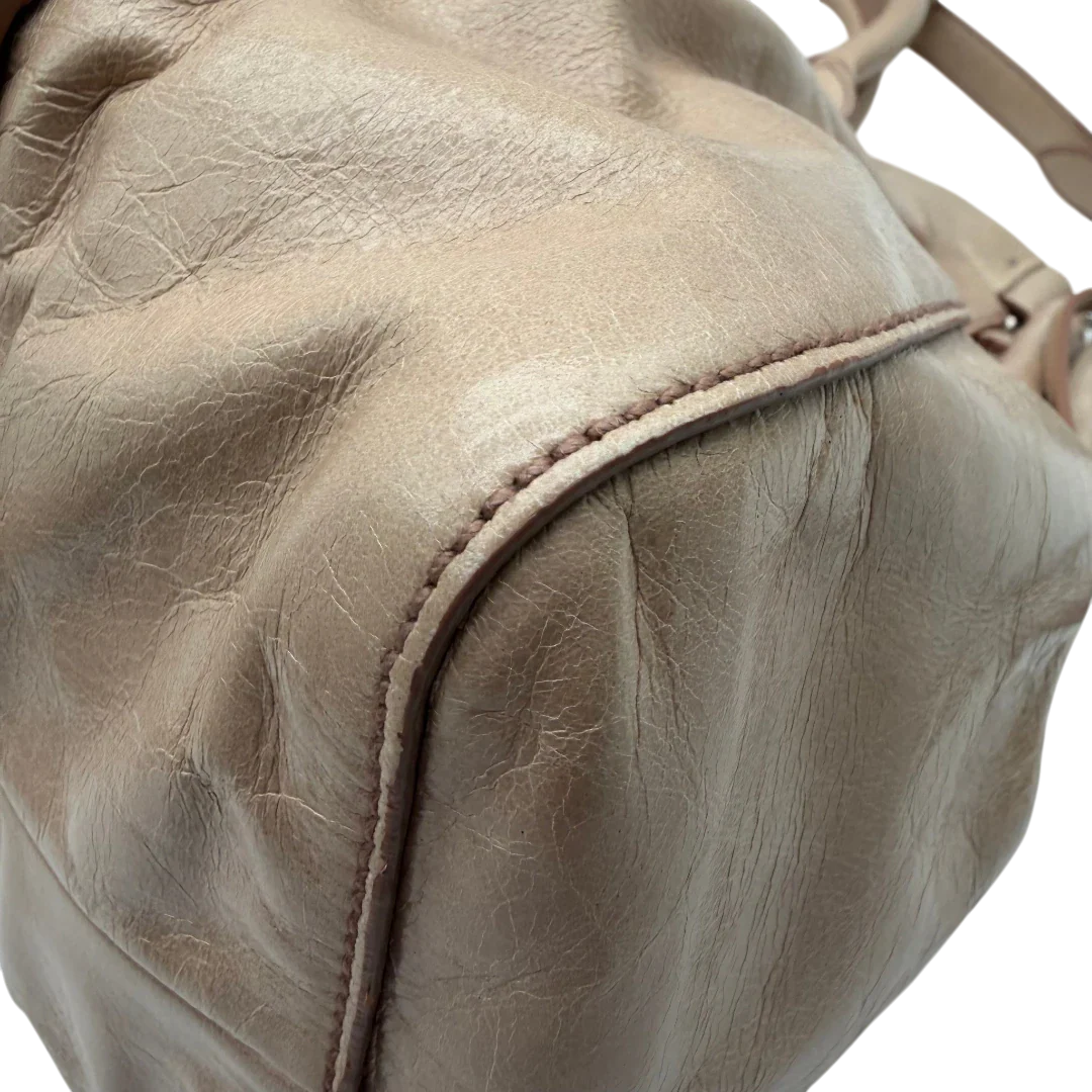 https://cdn.shopify.com/s/files/1/0564/9376/8855/files/Miu_Miu_Handtasche_Vitello_Lux_mit_Umhangegurt_aus_Leder_beige_vintage2923.webp?v=1774003875