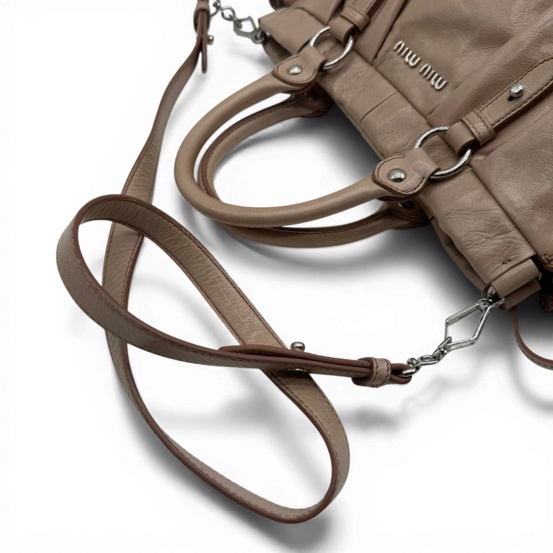 https://cdn.shopify.com/s/files/1/0564/9376/8855/files/Miu_Miu_Handtasche_Vitello_Lux_mit_Umhangegurt_aus_Leder_beige_vintage2925.webp?v=1774003875