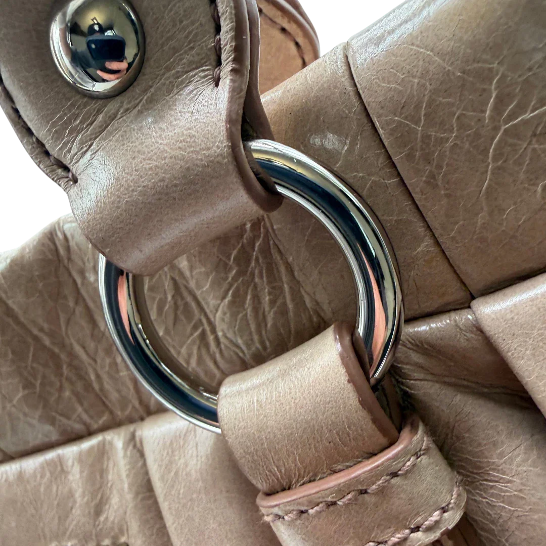 https://cdn.shopify.com/s/files/1/0564/9376/8855/files/Miu_Miu_Handtasche_Vitello_Lux_mit_Umhangegurt_aus_Leder_beige_vintage2927.webp?v=1774003875