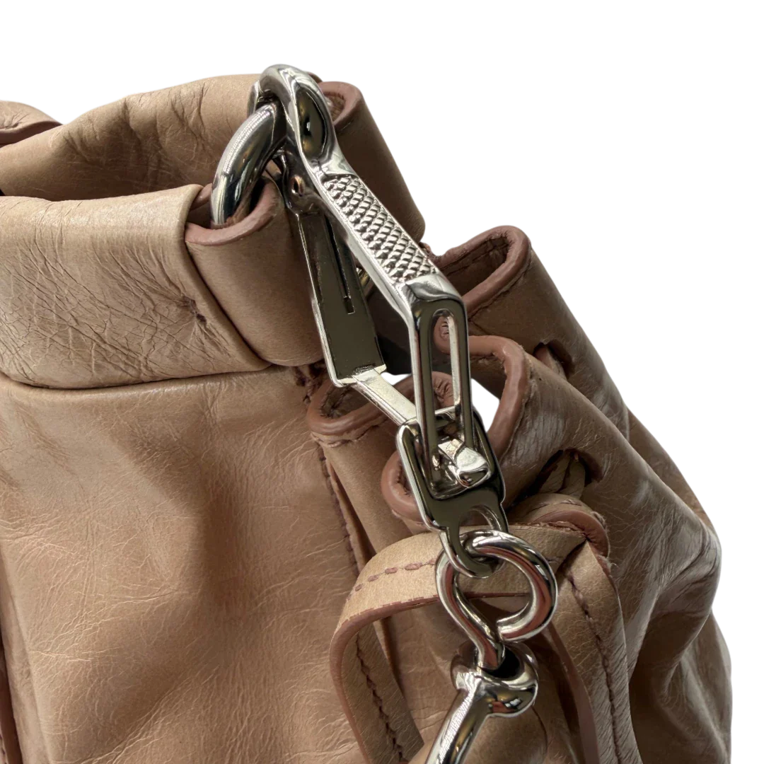 https://cdn.shopify.com/s/files/1/0564/9376/8855/files/Miu_Miu_Handtasche_Vitello_Lux_mit_Umhangegurt_aus_Leder_beige_vintage2928.webp?v=1774003875