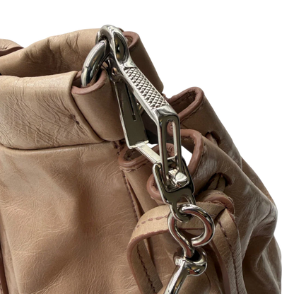 https://cdn.shopify.com/s/files/1/0564/9376/8855/files/Miu_Miu_Handtasche_Vitello_Lux_mit_Umhangegurt_aus_Leder_beige_vintage2928.webp?v=1774003875