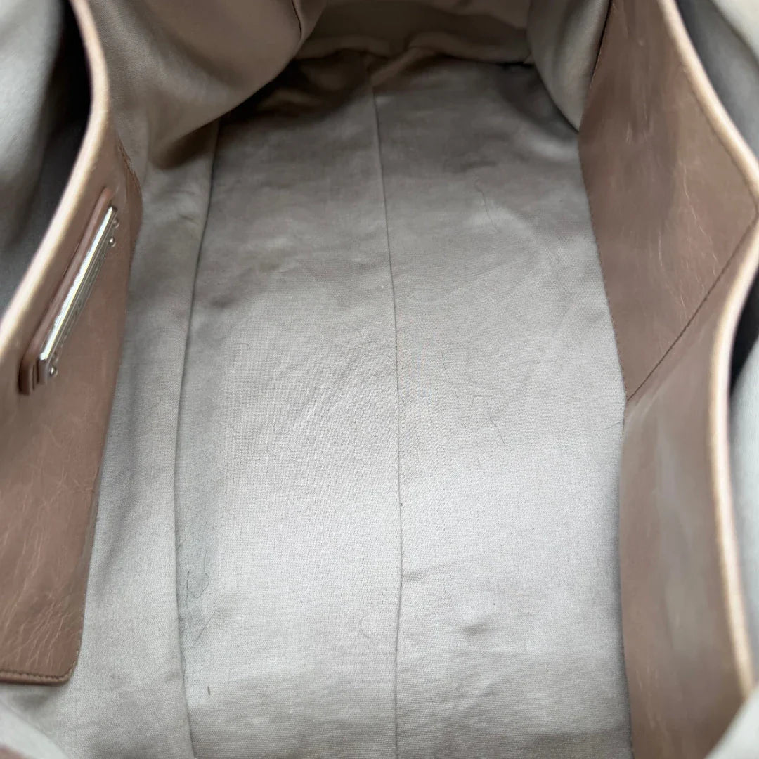 https://cdn.shopify.com/s/files/1/0564/9376/8855/files/Miu_Miu_Handtasche_Vitello_Lux_mit_Umhangegurt_aus_Leder_beige_vintage2929.webp?v=1774003876