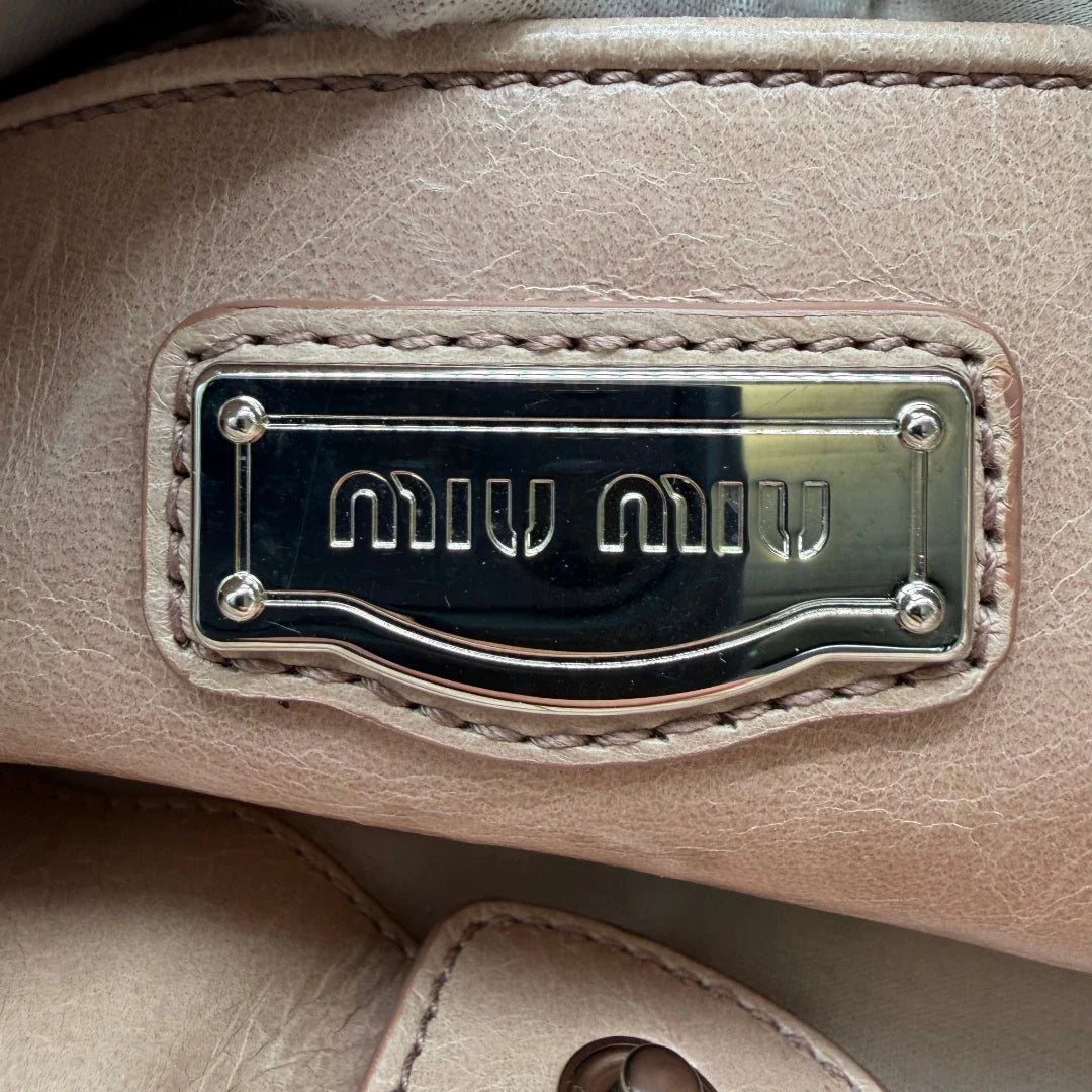 https://cdn.shopify.com/s/files/1/0564/9376/8855/files/Miu_Miu_Handtasche_Vitello_Lux_mit_Umhangegurt_aus_Leder_beige_vintage2931.webp?v=1774003875