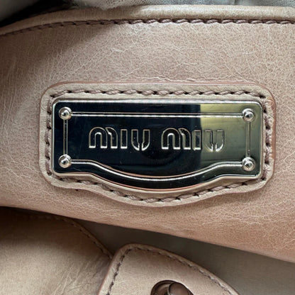 https://cdn.shopify.com/s/files/1/0564/9376/8855/files/Miu_Miu_Handtasche_Vitello_Lux_mit_Umhangegurt_aus_Leder_beige_vintage2931.webp?v=1774003875