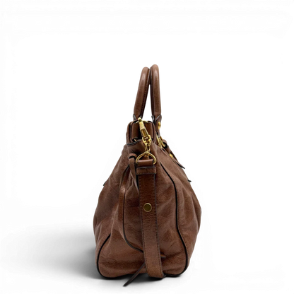 https://cdn.shopify.com/s/files/1/0564/9376/8855/files/Miu_Miu_Handtasche_Vitello_Lux_mit_Umhangegurt_aus_Leder_braun_vintage6495.webp?v=1778682434