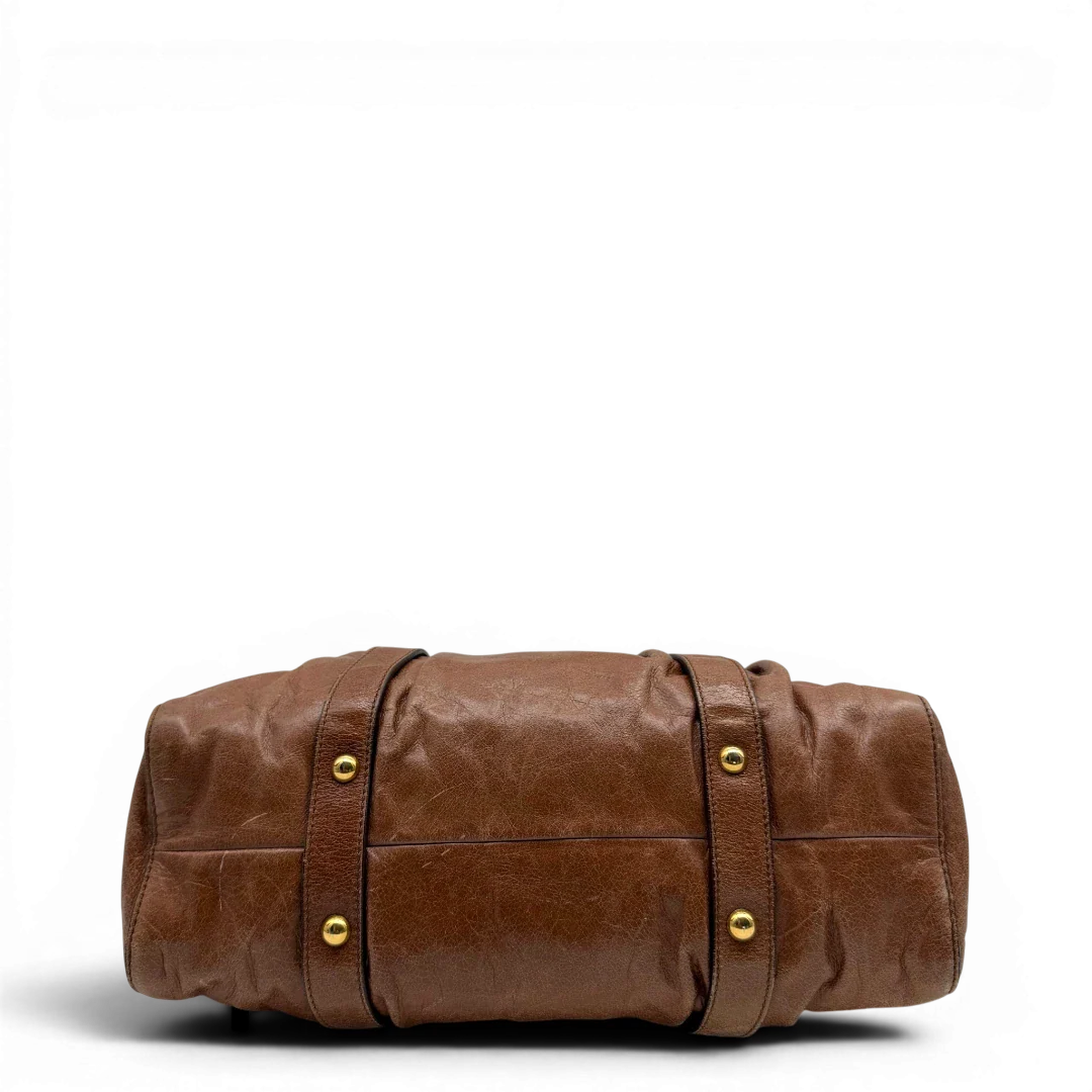 https://cdn.shopify.com/s/files/1/0564/9376/8855/files/Miu_Miu_Handtasche_Vitello_Lux_mit_Umhangegurt_aus_Leder_braun_vintage6496.webp?v=1778682434
