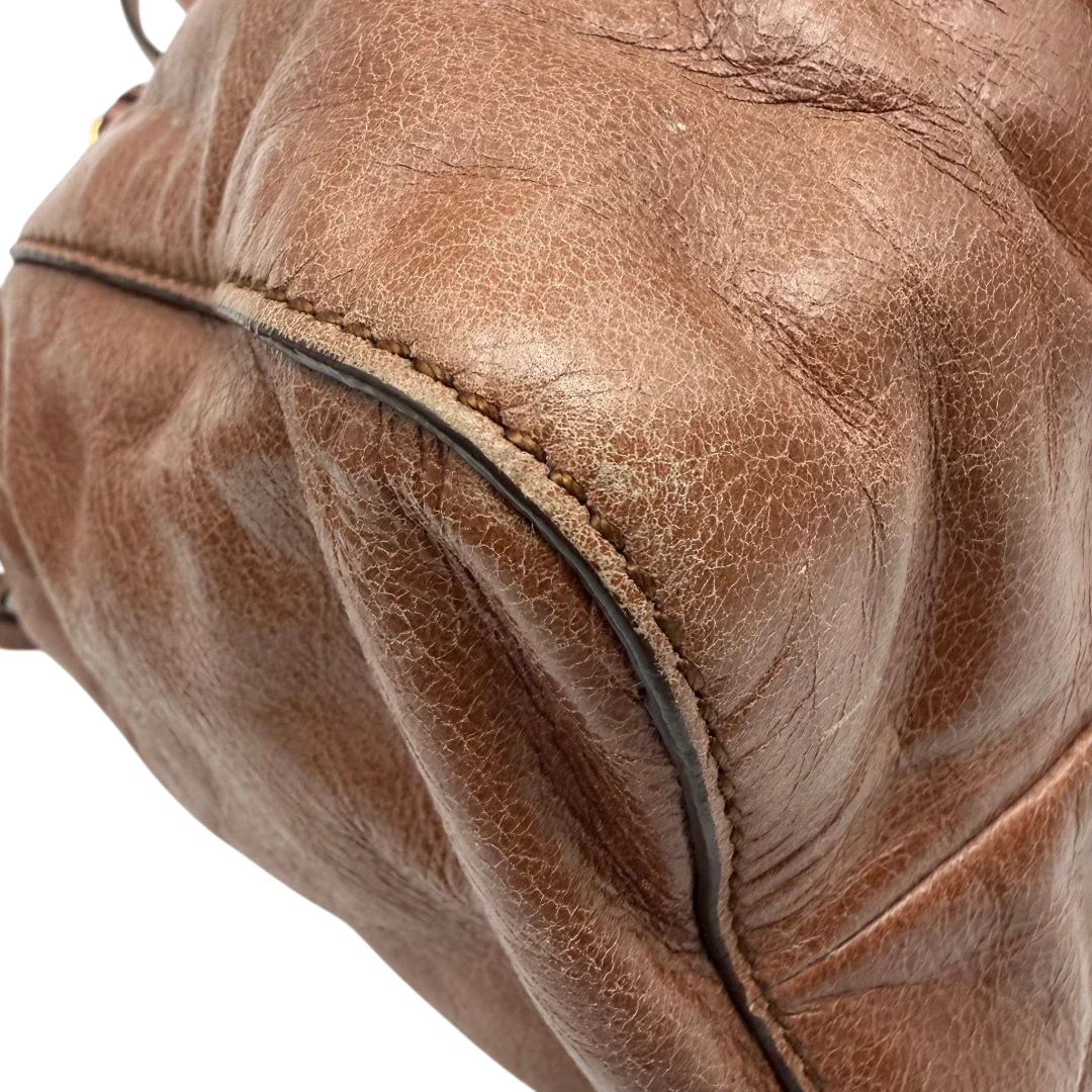 https://cdn.shopify.com/s/files/1/0564/9376/8855/files/Miu_Miu_Handtasche_Vitello_Lux_mit_Umhangegurt_aus_Leder_braun_vintage6498.webp?v=1778682435