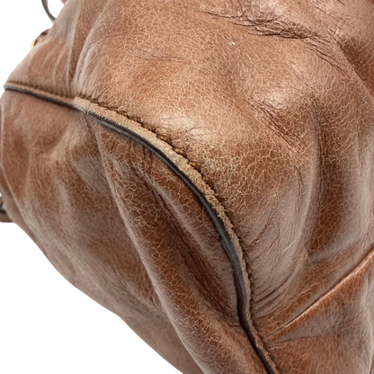 https://cdn.shopify.com/s/files/1/0564/9376/8855/files/Miu_Miu_Handtasche_Vitello_Lux_mit_Umhangegurt_aus_Leder_braun_vintage6498.webp?v=1778682435