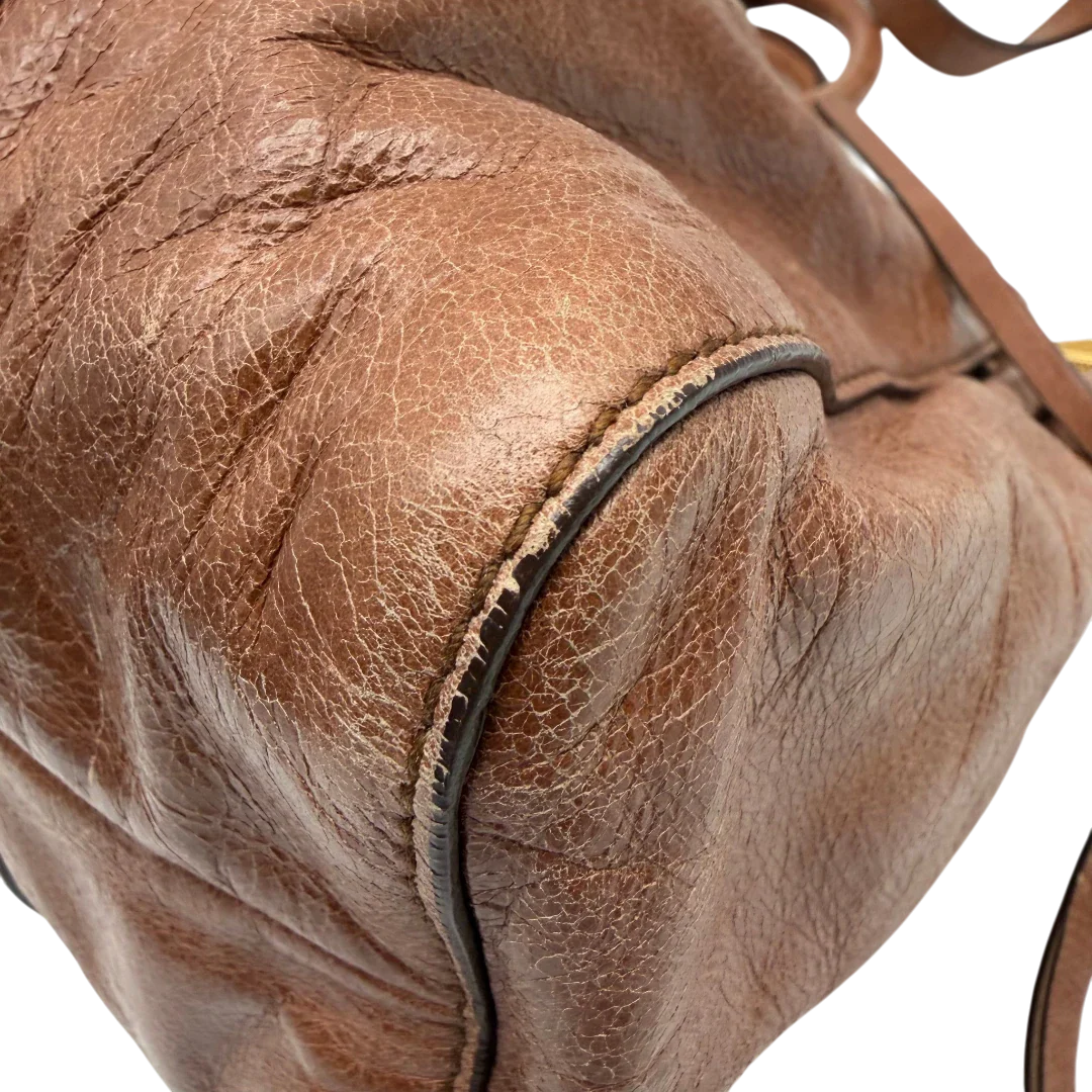 https://cdn.shopify.com/s/files/1/0564/9376/8855/files/Miu_Miu_Handtasche_Vitello_Lux_mit_Umhangegurt_aus_Leder_braun_vintage6499.webp?v=1778682434