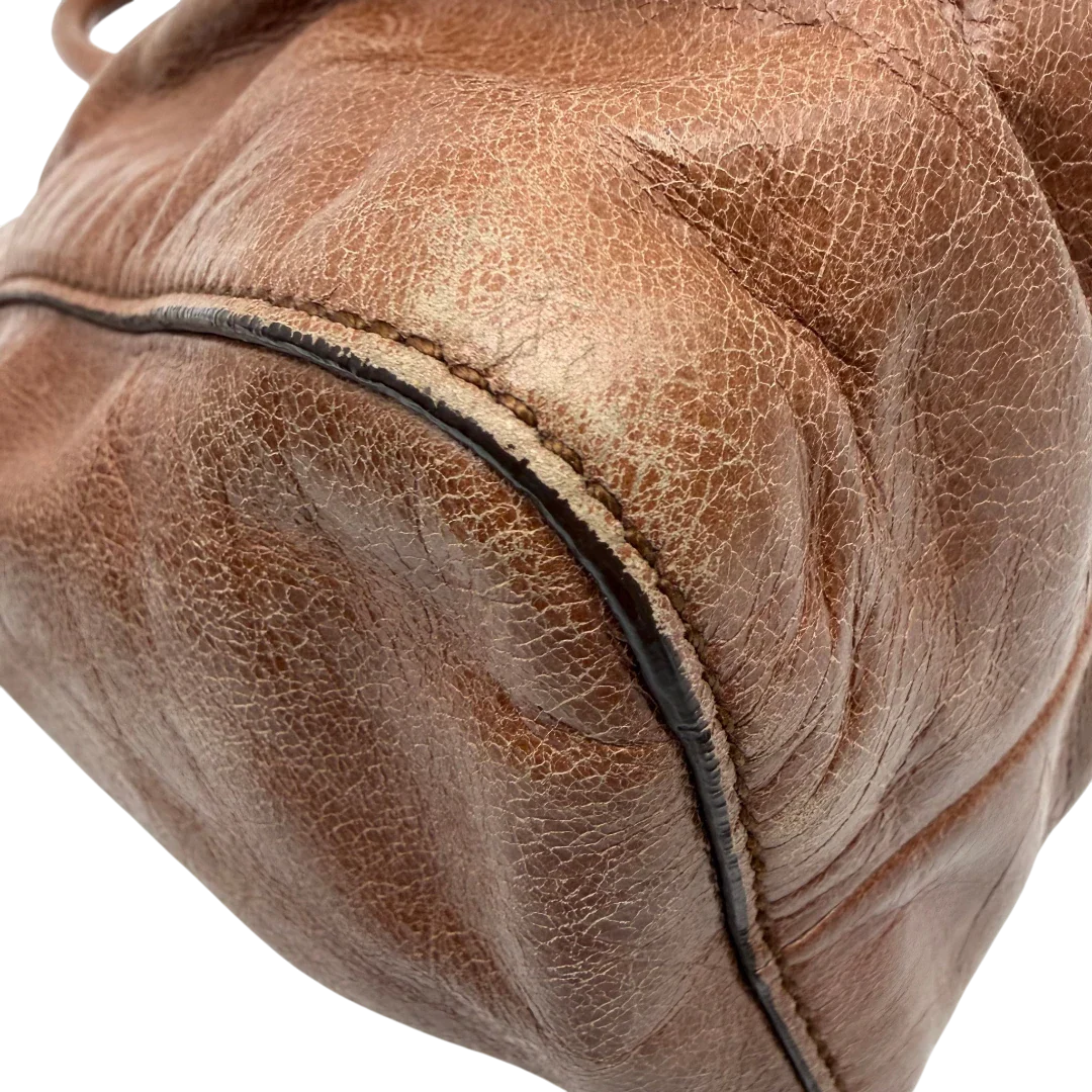 https://cdn.shopify.com/s/files/1/0564/9376/8855/files/Miu_Miu_Handtasche_Vitello_Lux_mit_Umhangegurt_aus_Leder_braun_vintage6500.webp?v=1778682434