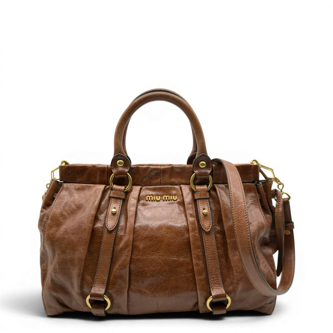 https://cdn.shopify.com/s/files/1/0564/9376/8855/files/Miu_Miu_Handtasche_Vitello_Lux_mit_Umhangegurt_aus_Leder_dunkelbraun_vintage7242.webp?v=1778681727