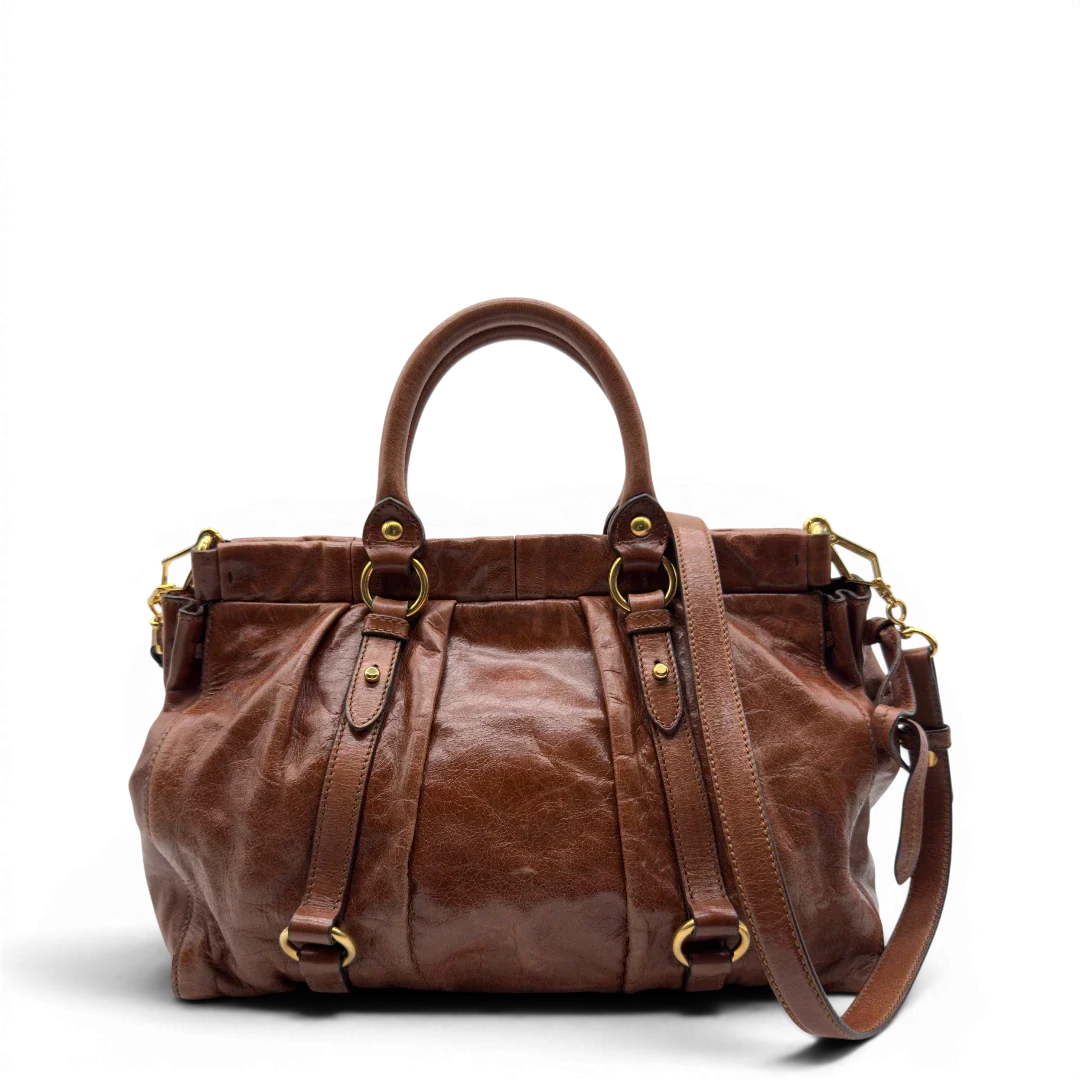 https://cdn.shopify.com/s/files/1/0564/9376/8855/files/Miu_Miu_Handtasche_Vitello_Lux_mit_Umhangegurt_aus_Leder_dunkelbraun_vintage7243.webp?v=1778681727