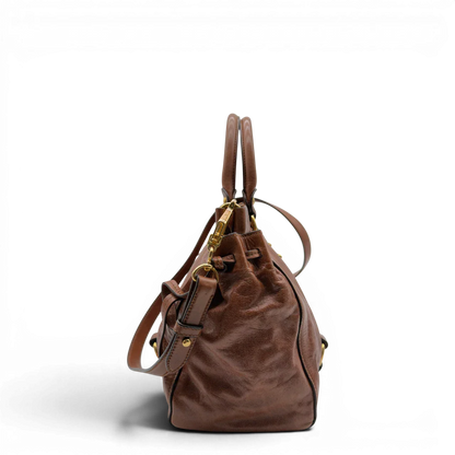 https://cdn.shopify.com/s/files/1/0564/9376/8855/files/Miu_Miu_Handtasche_Vitello_Lux_mit_Umhangegurt_aus_Leder_dunkelbraun_vintage7245.webp?v=1778681726