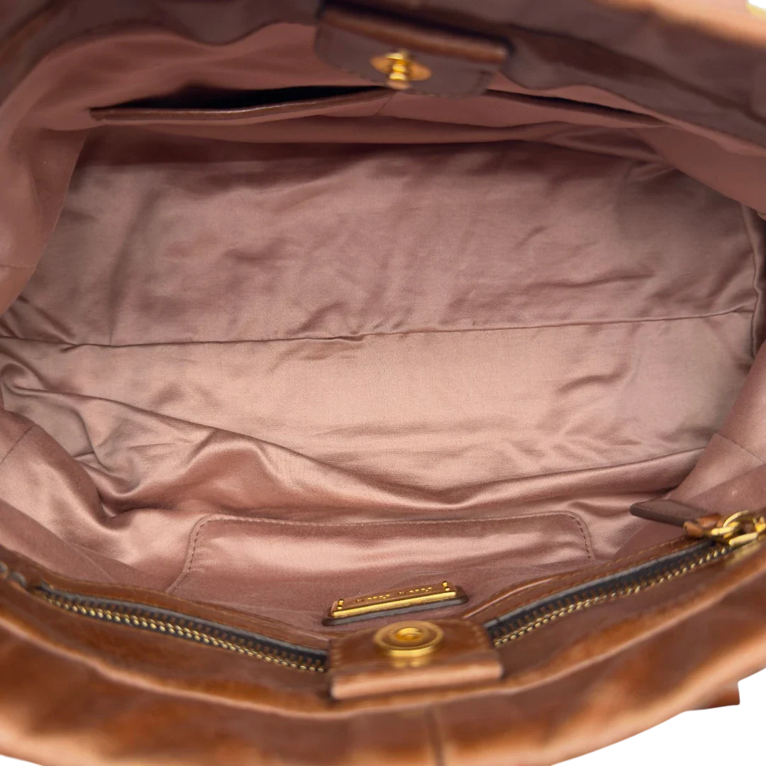 https://cdn.shopify.com/s/files/1/0564/9376/8855/files/Miu_Miu_Handtasche_Vitello_Lux_mit_Umhangegurt_aus_Leder_dunkelbraun_vintage7250.webp?v=1778681727
